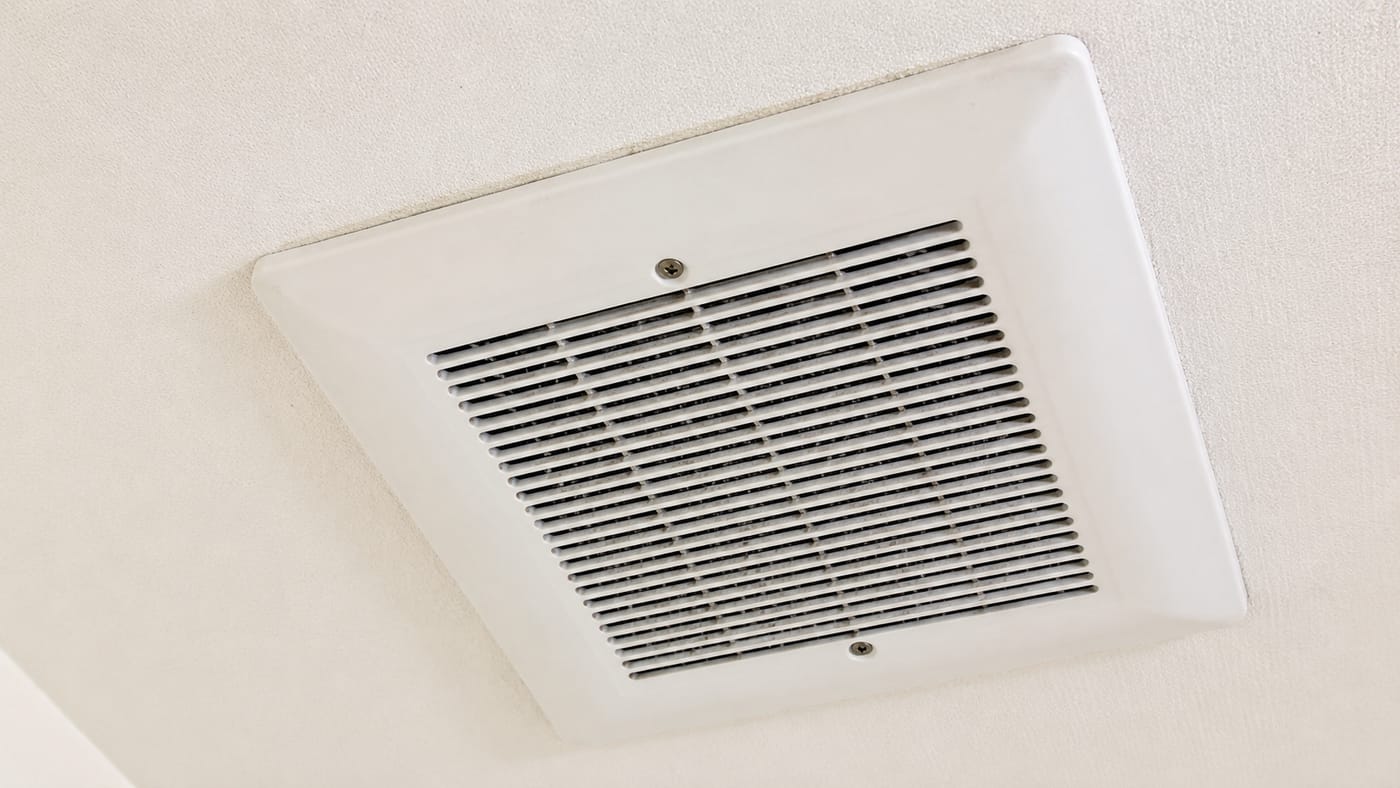 住宅の天井に取り付けられた換気扇のパイプファン